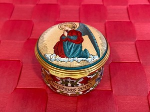 lot 109 image: Halcyon Days Enamel Trinket Box Christmas 2000