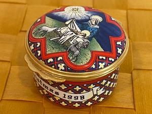 lot 107 image: Halcyon Days Enamel Trinket Box Christmas 1998