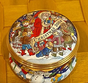 lot 102 image: Halcyon Days Enamel Trinket Box Christmas 2004
