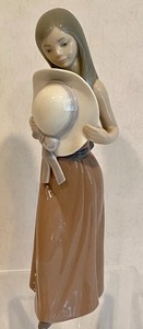 lot 99 image: Lovely Lladro Figurine
