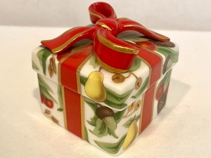 lot 96 image: Small Tiffany and Co Trinket Box