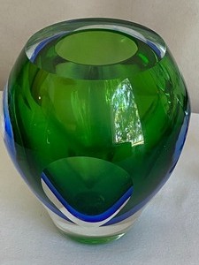lot 267 image: Two Vintage Decorative Glass Items