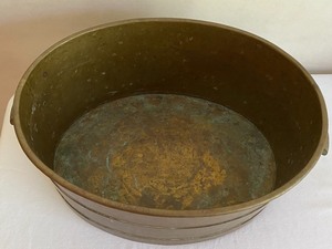 lot 262 image: Oval Brass Planter or Log Holder