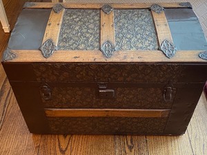 lot 264 image: Vintage Decorative Trunk