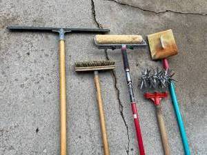 lot 200 image: Long Handled Tools