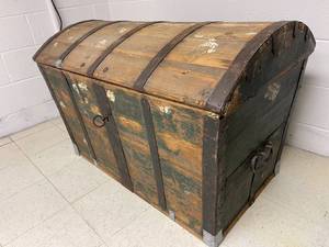 lot 225 image: Large Vintage Wood and Metal Travel Trunk - Steamer Trunk
