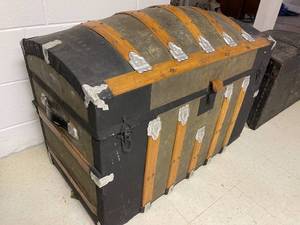 lot 226 image: Large Vintage Travel Trunk - Steamer Trunk