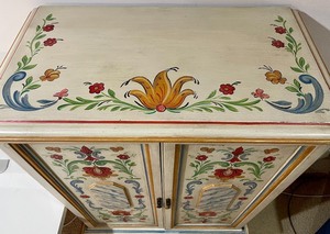 lot 137 image: Delightful Decorative Painted Cabinet