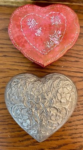 lot 170 image: Heart Shaped Trinket Boxes