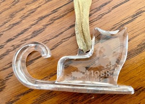 lot 382 image: Orrefors 1988 Skate Ornament