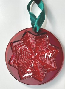 lot 381 image: Lovely 2003 Red Star Lalique of Paris Ornament