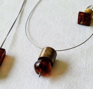lot 287 image: Artist Designed Agate Jewelry