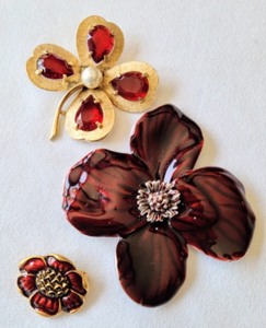 lot 290 image: Beautiful Broochs