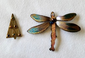 lot 294 image: Artist Designed Brooches