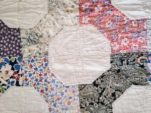 lot 322 image: Vintage Quilt
