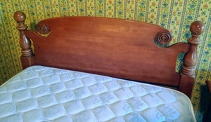 lot 325 image: Pair of Twin Beds and Nightstand