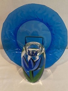 lot 79 image: Kosta Boda Blue Tulip Vase & Cobalt Blue Plate