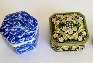 lot 453 image: Variety of Trinket Boxes