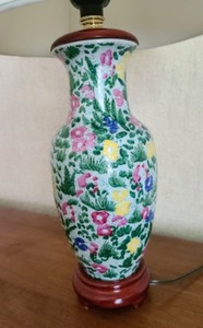 lot 468 image: Small Floral Table Lamp