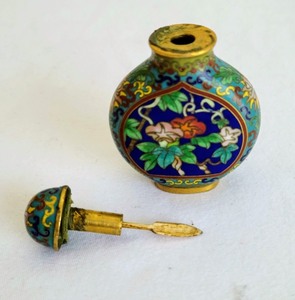 lot 551 image: Cloisonn Snuff Bottles