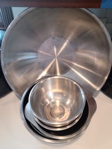 lot 570 image: Roasting Pans and Mixing Bowls
