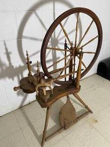 lot 418 image: Vintage Spinning Wheel
