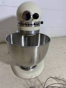 lot 422 image: Kitchen Aid Solid State Mixer