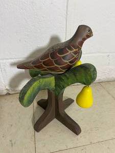 lot 424 image: Hand Carved Partridge in a Pear Tree Figurine