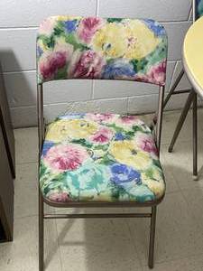 lot 433 image: Samsonite Card Table & 4 Floral Folding Padded Chairs