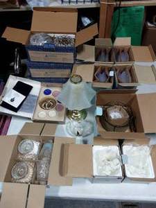 lot 6 image: Party Lite Travel Tea Light, Candle Holders & Accessories
