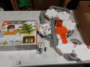 lot 21 image: VEX Hexbug Robotics-Scarab Kit, Bugs Maze & Batteries