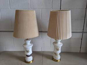 lot 150 image: Set of (2) Beautiful Vintage Lamps w Pleated Shades