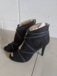 lot 120 image: Journee Collection Womens Samara Bootie Size 6.5
