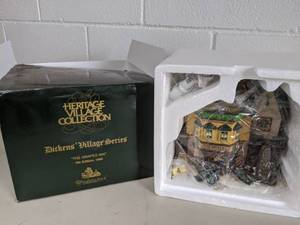 lot 101 image: Heritage Village Collection Dickens Village Series The Grapes Inn