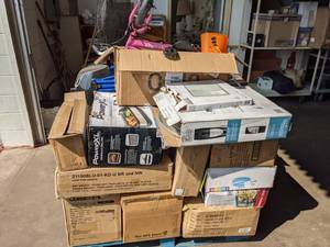 lot 192 image: Pallet of Kitchen Appliances and Other Home Goods