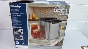 lot 10 image: Danby 2lb Portable Ice Maker