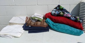 lot 94 image: Mixed Lot of Towels, Sheets, Blankets, & Pillow Cases