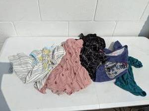 lot 96 image: Lot of (5) WomensYoung Adult Tops, XS