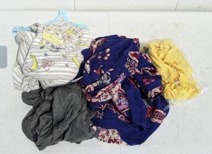 lot 428 image: Mixed Lot of Womens Tops - Size Medium