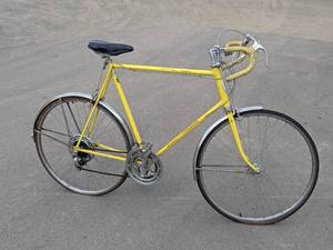 lot 61 image: Beautiful Vintage Yellow Schwinn Continental Bicycle