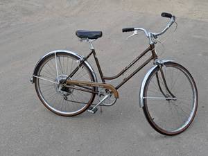lot 62 image: Retro Vintage Brown Schwinn Collegiate Bicycle