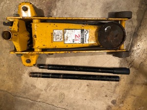 lot 23 image: Wilmar 2 14 ton hydraulic floor jack