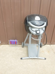 lot 10 image: Charbroil electric grill. Lightly used. Tested & works. As shown.