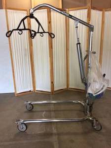 Medical Mobile Hoyer Haudraulic Patient Lift Hydraulic Bedside With Extended Reach For Floor Pick Up Includes Sling - Many Uses For This Lift - Mechanics, Veterinary Clinics, Etc. Great Working Condition