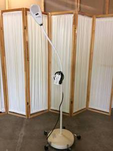 MSRP $600 Welch Allyn LS-150 Halogen Exam Light On Wheel Casters - Great Working Condition