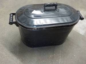 Metal Tub with Cover...