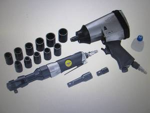 lot 114 image: Vaper 19-pc. Air Tool Kit open box ...