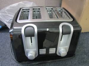 lot 119 image: Black & Decker 4 slice toaster, rig...