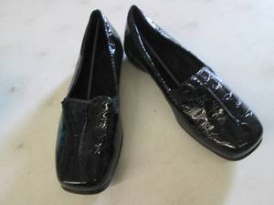 lot 221 image: Easy Street Womens Purpose Comfort...