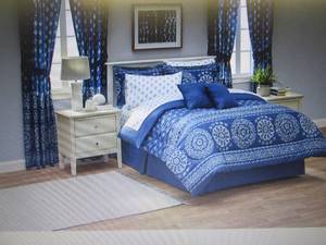 lot 240 image: Alcove Damask 20 pc Bedding Set Kin...